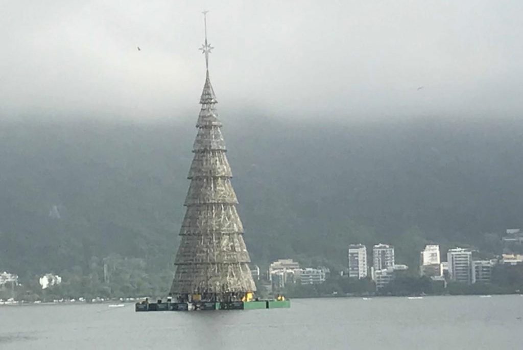 Árvore de Natal já está no meio da Lagoa – Rádio Manchete
